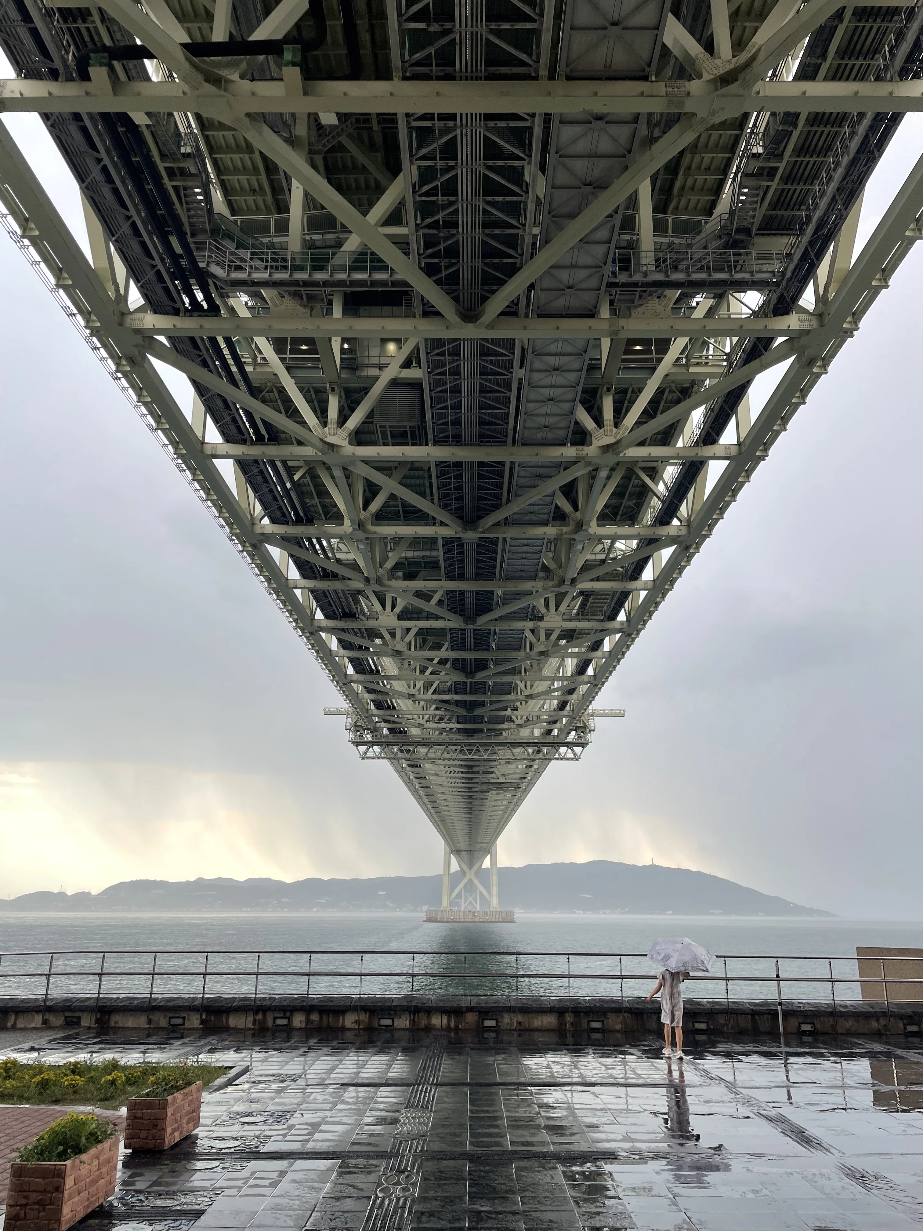 夕立の気配がある明石海峡大橋の下